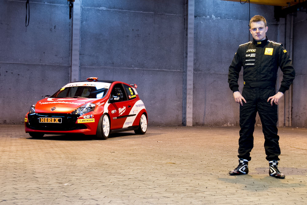 Frederik og den nydekorerede Renault Clio-racer er 100% klar til kamp
(Foto: Gripping Media)